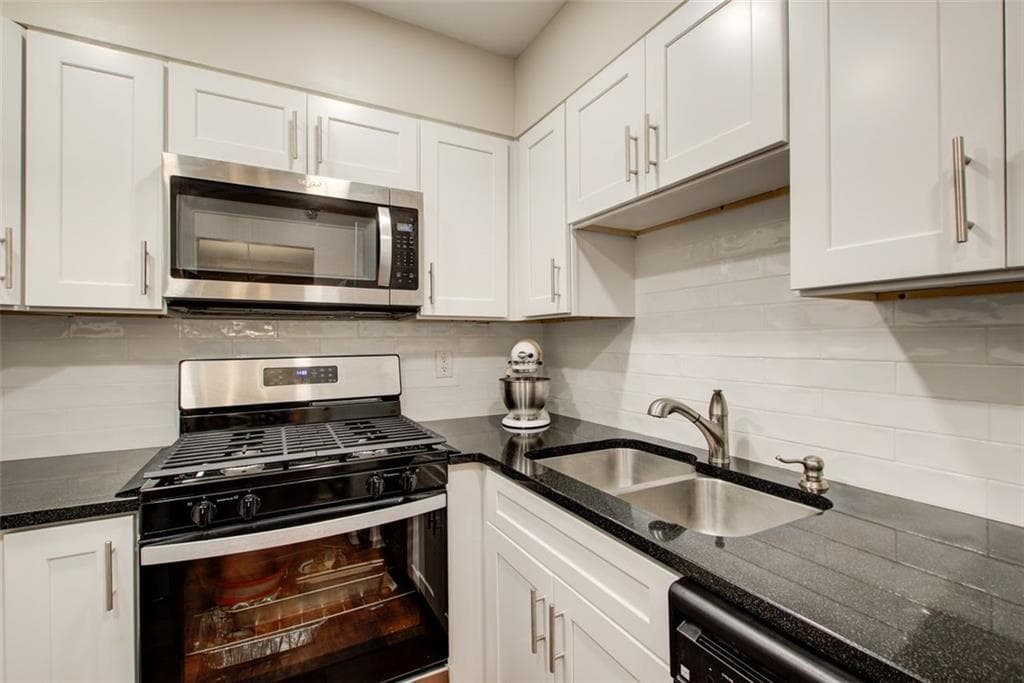 1 bedroom, 1 bathroom, 837 sq ft condominium for rent at 2479 Peachtree Road 304, Atlanta, GA 30305 for $1,750 a month — photo 8