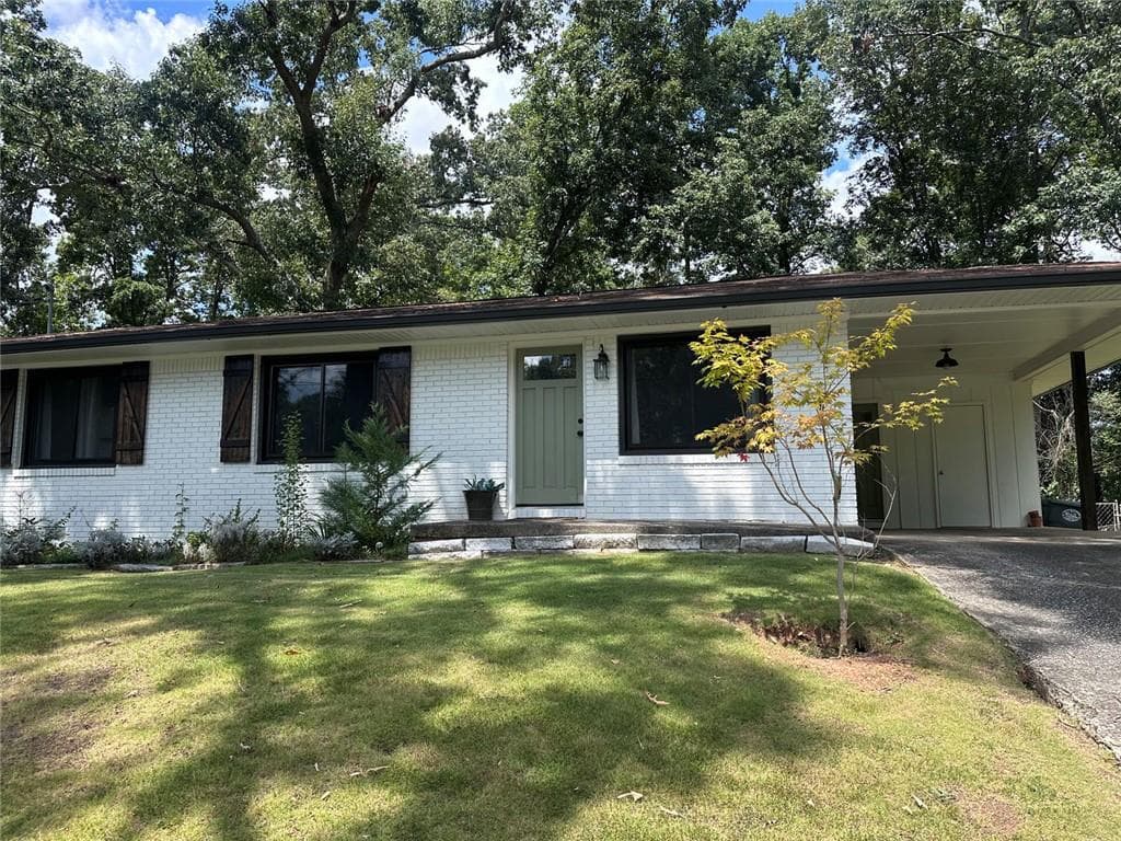 3 bedroom, 2 bathroom, 1,358 sq ft single family residence for rent at 2498 Lakewood Drive, Kennesaw, GA 30152 for $1,550 a month — photo 1 of 42