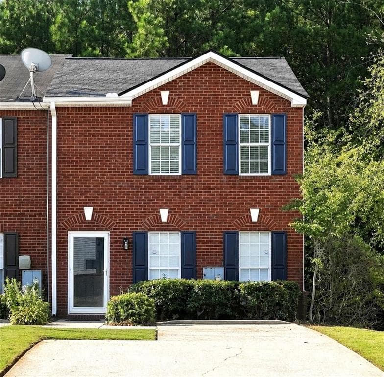 2 bedroom, 2 bathroom, 1,280 sq ft townhouse under contract at 5735 Strathmoor Manor Circle, Lithonia, GA 30058