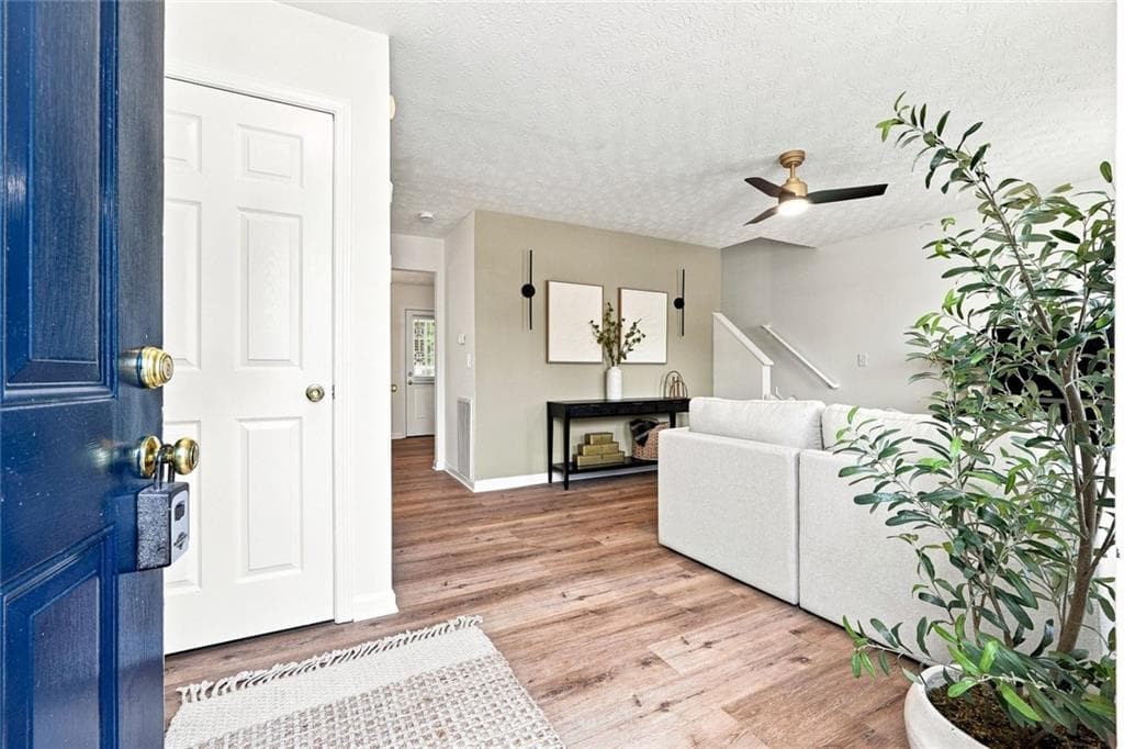 2 bedroom, 2 bathroom, 1,280 sq ft townhouse under contract at 5735 Strathmoor Manor Circle, Lithonia, GA 30058 — photo 2