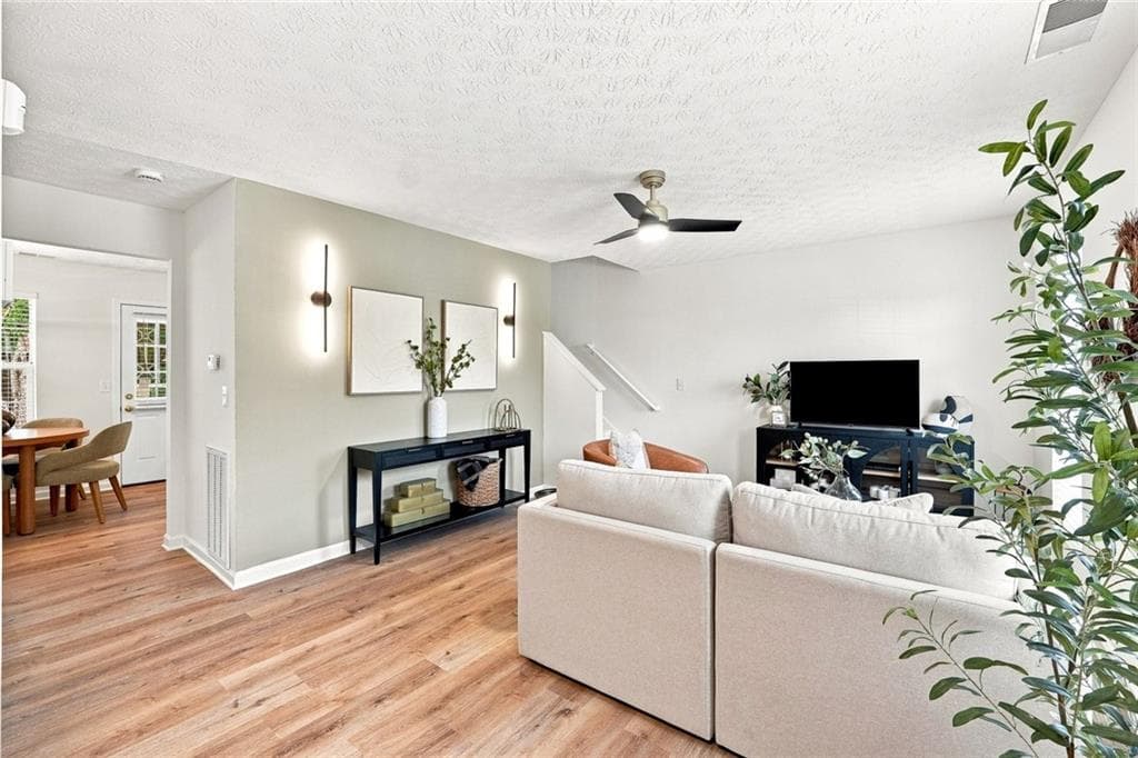 2 bedroom, 2 bathroom, 1,280 sq ft townhouse under contract at 5735 Strathmoor Manor Circle, Lithonia, GA 30058 — photo 4