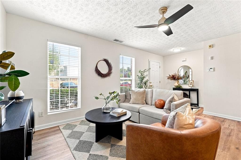 2 bedroom, 2 bathroom, 1,280 sq ft townhouse under contract at 5735 Strathmoor Manor Circle, Lithonia, GA 30058 — photo 5