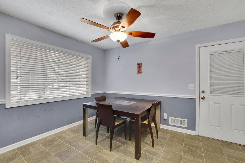 5 bedroom, 3 bathroom, 3,990 sq ft single family residence for sale at 1677 Heritage Drive, Snellville, GA 30078 — photo 3