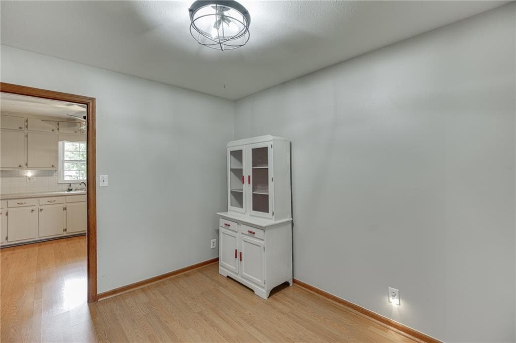 3 bedroom, 3 bathroom, 1,823 sq ft single family residence under contract at 944 Beaver Ruin Road, Lilburn, GA 30047 — photo 9