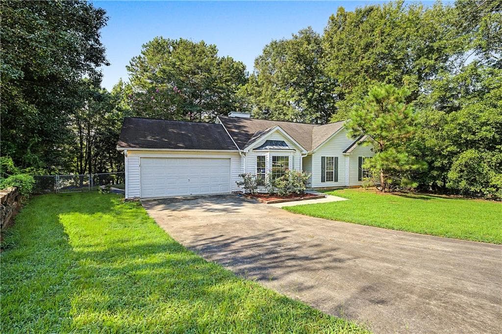 3 bedroom, 2 bathroom, 1,397 sq ft single family residence for sale at 204 Spring Circle, Stockbridge, GA 30281