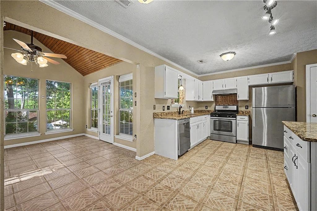 3 bedroom, 2 bathroom, 1,397 sq ft single family residence for sale at 204 Spring Circle, Stockbridge, GA 30281 — photo 5