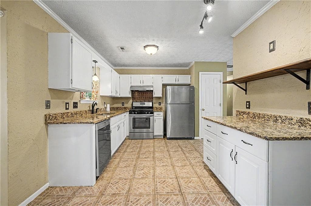 3 bedroom, 2 bathroom, 1,397 sq ft single family residence for sale at 204 Spring Circle, Stockbridge, GA 30281 — photo 7