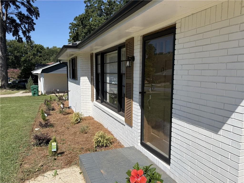 3 bedroom, 2 bathroom, 1,297 sq ft single family residence under contract at 996 School Lane, Lake City, GA 30260 — photo 3