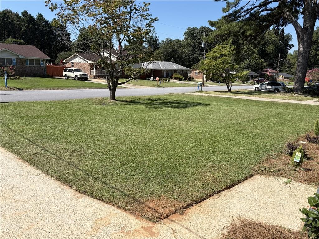 3 bedroom, 2 bathroom, 1,297 sq ft single family residence under contract at 996 School Lane, Lake City, GA 30260 — photo 4
