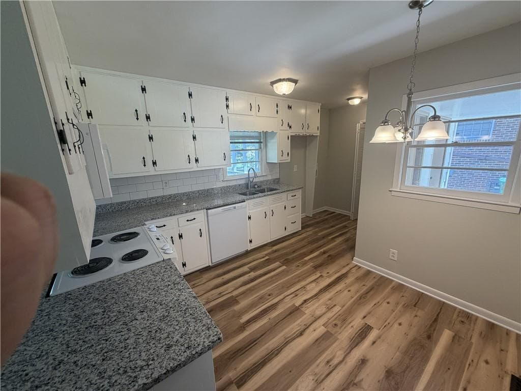 3 bedroom, 2 bathroom, 1,297 sq ft single family residence under contract at 996 School Lane, Lake City, GA 30260 — photo 6
