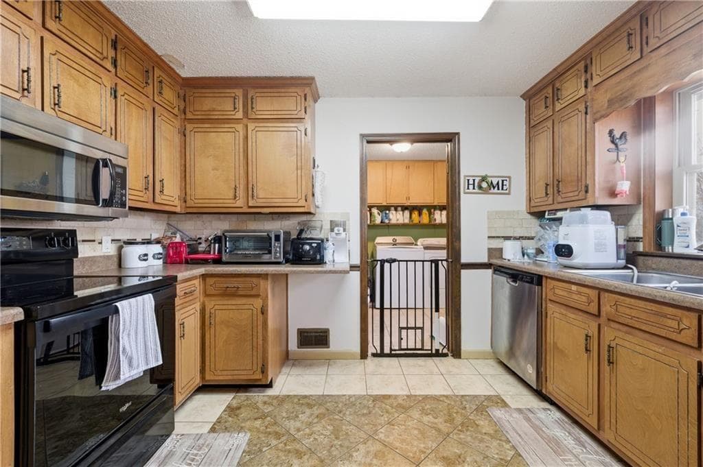 4 bedroom, 3 bathroom, 2,703 sq ft single family residence for sale at 298 Trestle Road, Locust Grove, GA 30248 — photo 9