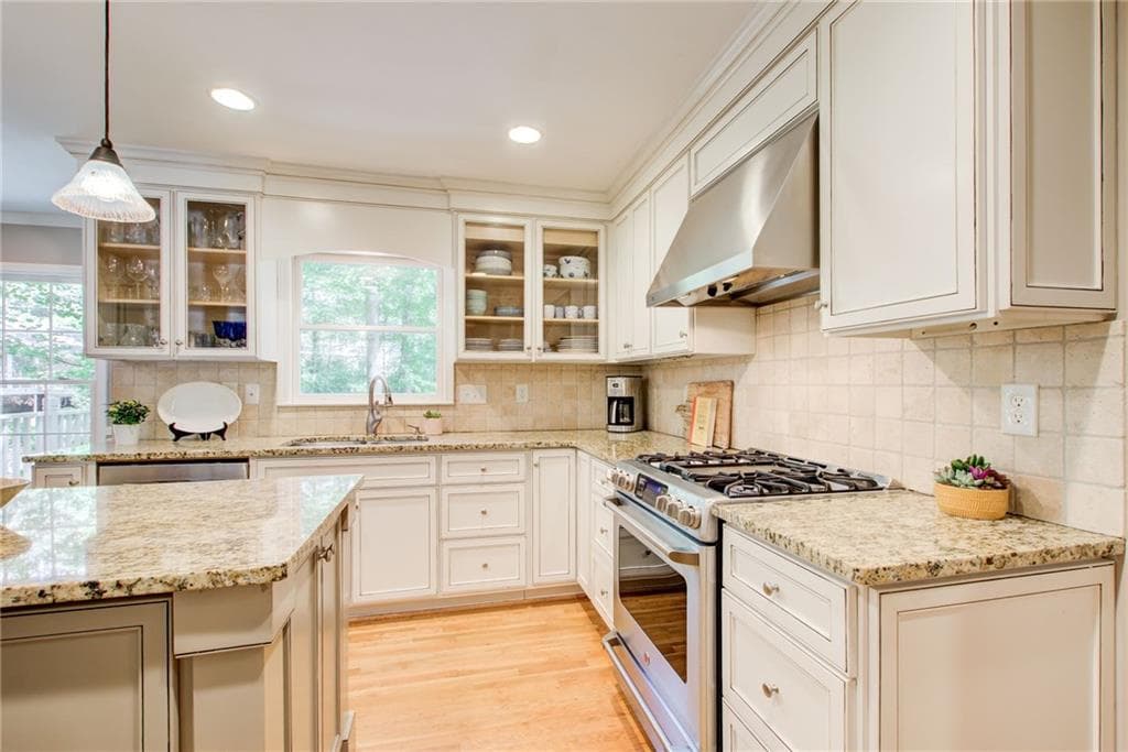 4 bedroom, 4 bathroom, 2,632 sq ft single family residence under contract at 635 Winding Creek Court, Sandy Springs, GA 30328 — photo 6
