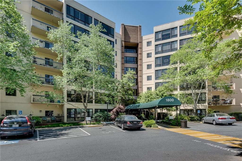 1 bedroom, 1 bathroom, 872 sq ft condominium for sale at 1800 Clairmont Lake A623, Decatur, GA 30033 — photo 1 of 33