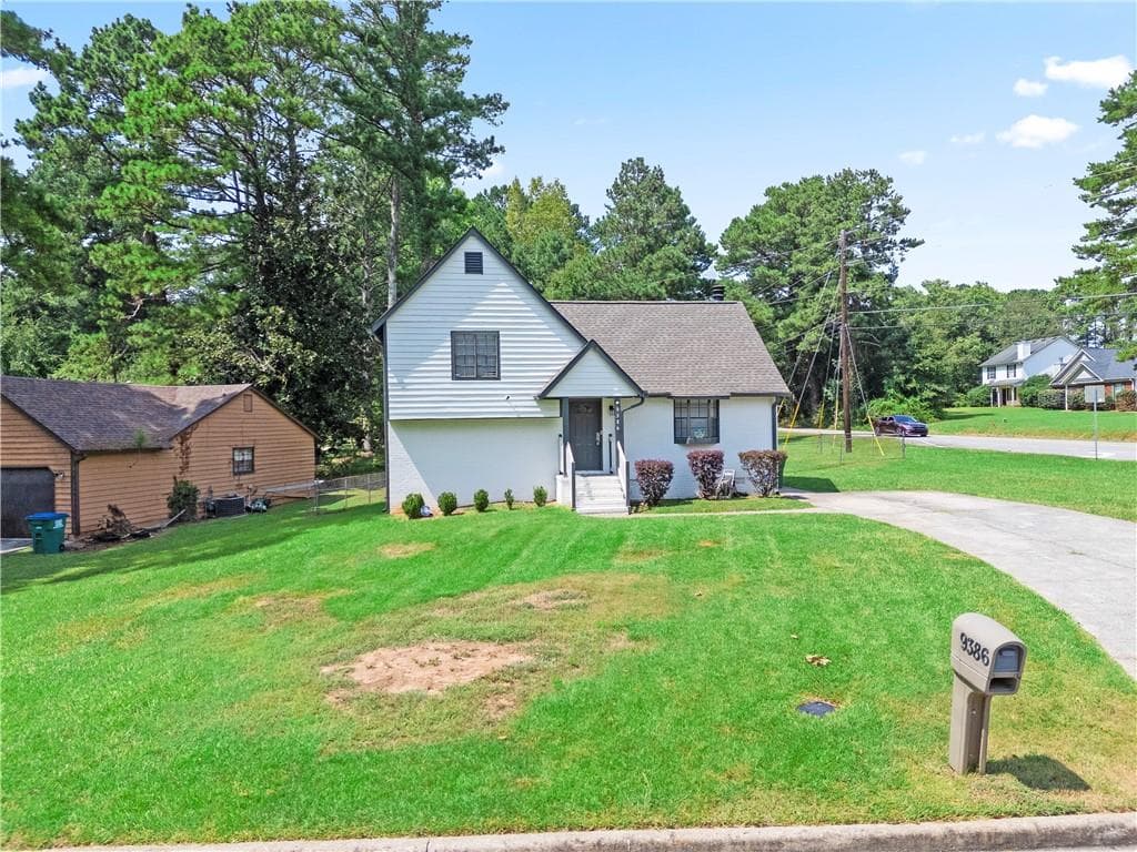 3 bedroom, 2 bathroom, 1,299 sq ft single family residence for sale at 9386 Woodknoll Lane, Jonesboro, GA 30238 — photo 1 of 39