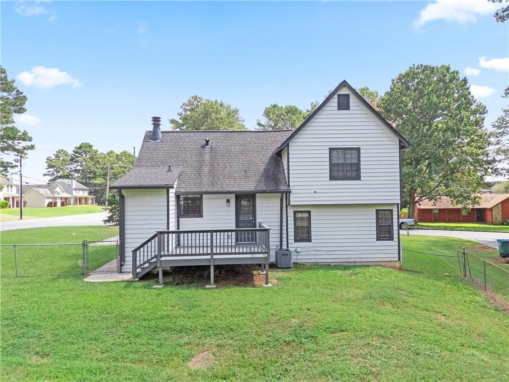 3 bedroom, 2 bathroom, 1,299 sq ft single family residence for sale at 9386 Woodknoll Lane, Jonesboro, GA 30238 — photo 3