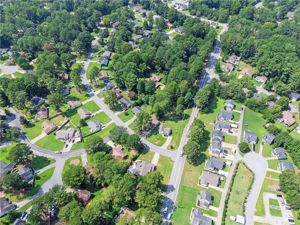 3 bedroom, 2 bathroom, 1,299 sq ft single family residence for sale at 9386 Woodknoll Lane, Jonesboro, GA 30238 — photo 6