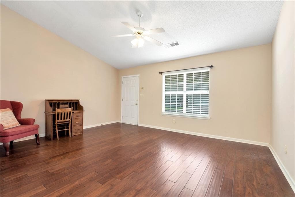 2 bedroom, 2 bathroom, 1,008 sq ft condominium for sale at 2987 Bentley Park Circle, Gainesville, GA 30504 — photo 2
