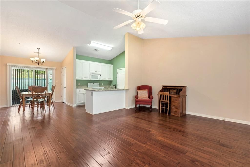 2 bedroom, 2 bathroom, 1,008 sq ft condominium for sale at 2987 Bentley Park Circle, Gainesville, GA 30504 — photo 4