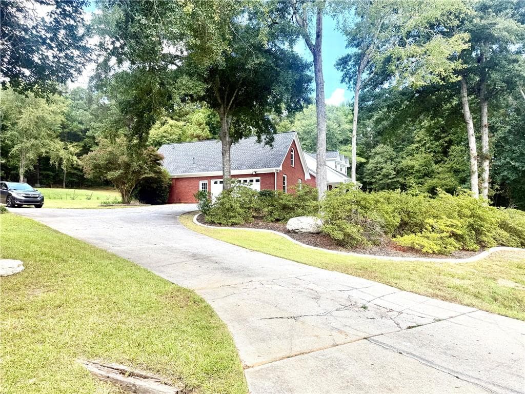4 bedroom, 3 bathroom, 2,240 sq ft single family residence under contract at 2660 Sandy Creek Circle, Loganville, GA 30052 — photo 2
