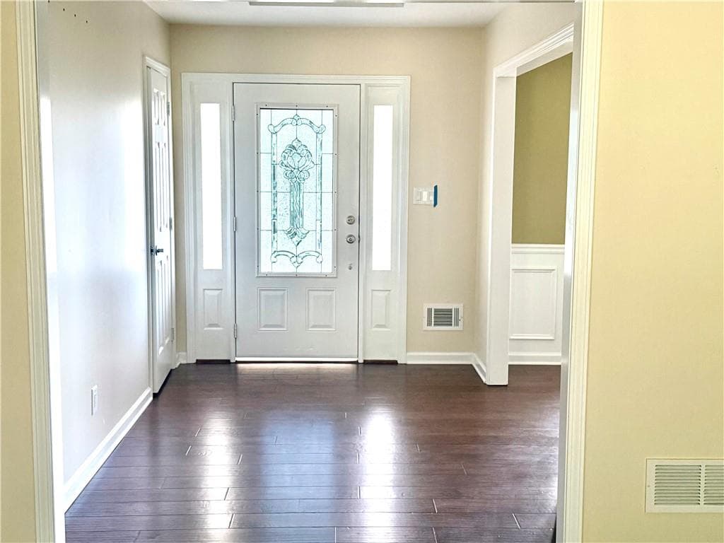 4 bedroom, 3 bathroom, 2,240 sq ft single family residence under contract at 2660 Sandy Creek Circle, Loganville, GA 30052 — photo 3