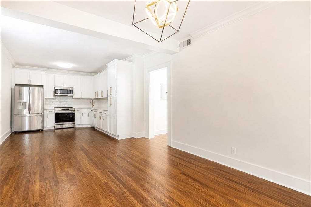 2 bedroom, 2 bathroom, 960 sq ft condominium for sale at 423 Clairemont Avenue 19, Decatur, GA 30030 — photo 6