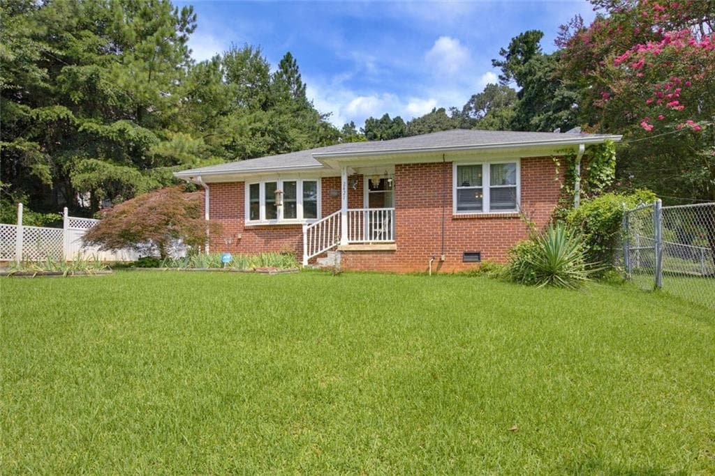 2 bedroom, 1 bathroom, 960 sq ft single family residence for sale at 2421 Maner Road, Atlanta, GA 30339 — photo 5