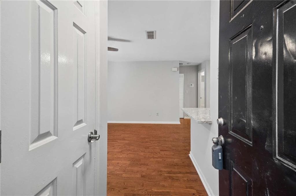 1 bedroom, 1 bathroom, 711 sq ft condominium for sale at 305 Granville Court, Atlanta, GA 30328 — photo 4