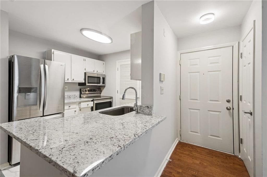 1 bedroom, 1 bathroom, 711 sq ft condominium for sale at 305 Granville Court, Atlanta, GA 30328 — photo 5