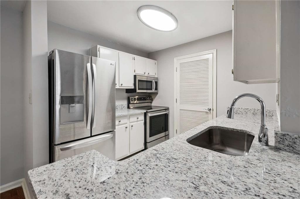 1 bedroom, 1 bathroom, 711 sq ft condominium for sale at 305 Granville Court, Atlanta, GA 30328 — photo 7