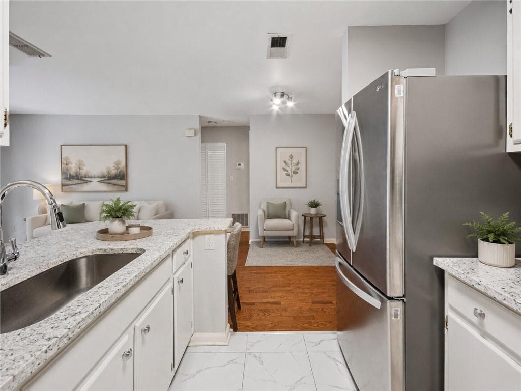 1 bedroom, 1 bathroom, 711 sq ft condominium for sale at 305 Granville Court, Atlanta, GA 30328 — photo 8