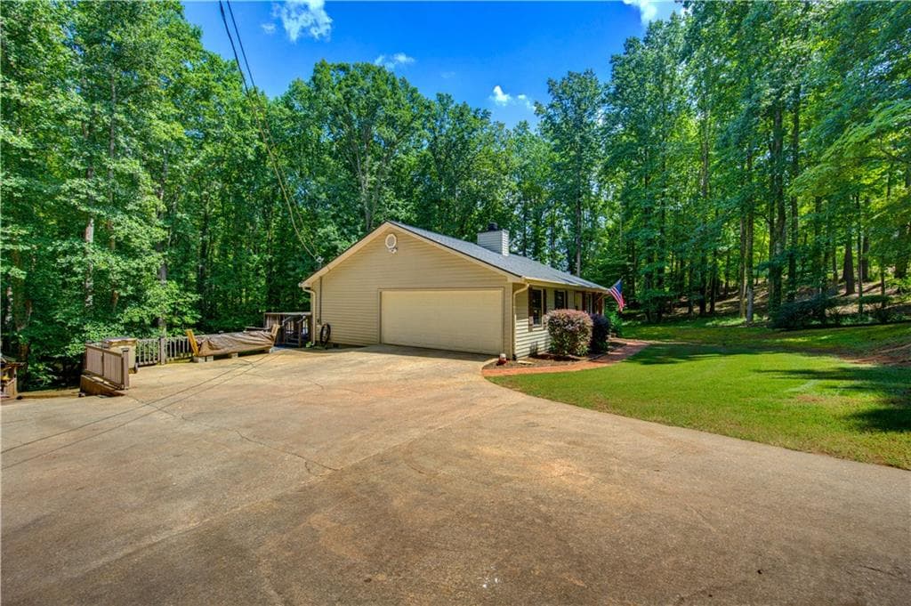 3 bedroom, 2 bathroom, 1,700 sq ft single family residence for sale at 3744 Tanners Mill Road, Gainesville, GA 30507 — photo 3
