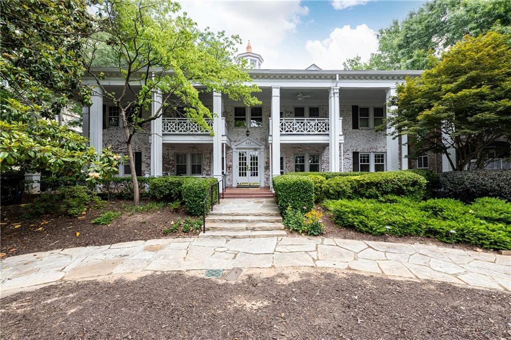 2 bedroom, 2 bathroom, 960 sq ft condominium for sale at 423 Clairemont Avenue 19, Decatur, GA 30030