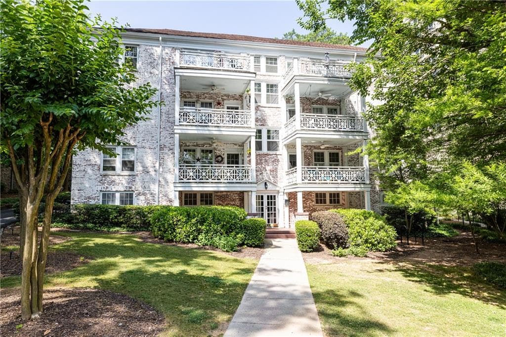 2 bedroom, 2 bathroom, 960 sq ft condominium for sale at 423 Clairemont Avenue 19, Decatur, GA 30030 — photo 2
