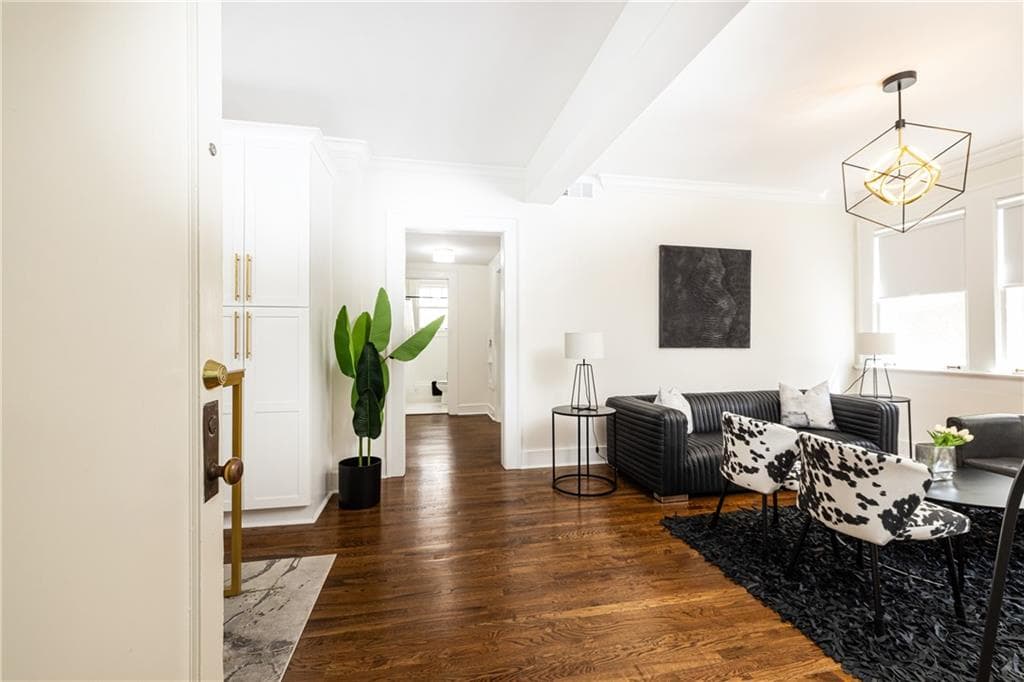 2 bedroom, 2 bathroom, 960 sq ft condominium for sale at 423 Clairemont Avenue 19, Decatur, GA 30030 — photo 4
