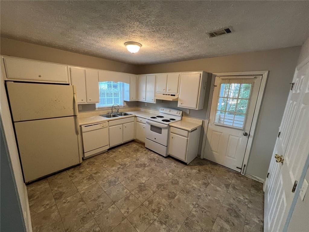 1 bedroom, 1 bathroom, 624 sq ft single family residence for rent at 2735 Fairlane Drive, Cumming, GA 30041 for $1,295 a month — photo 3