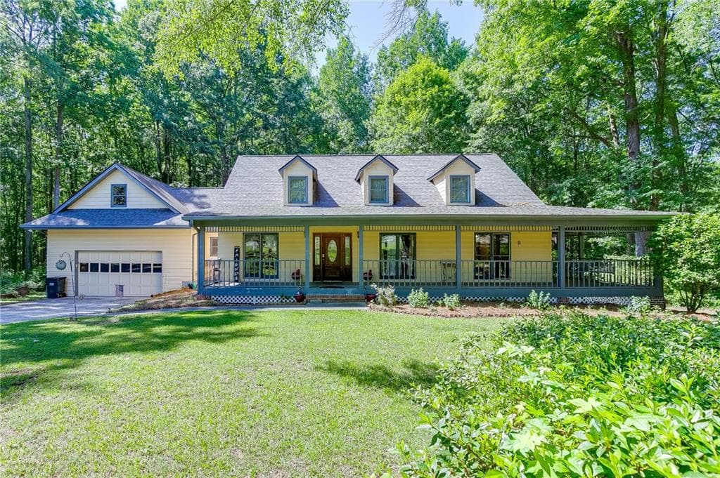 3 bedroom, 3 bathroom, 3,438 sq ft single family residence for sale at 2720 Bay Ridge Drive, Loganville, GA 30052 — photo 2