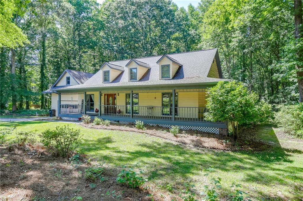 3 bedroom, 3 bathroom, 3,438 sq ft single family residence for sale at 2720 Bay Ridge Drive, Loganville, GA 30052 — photo 3