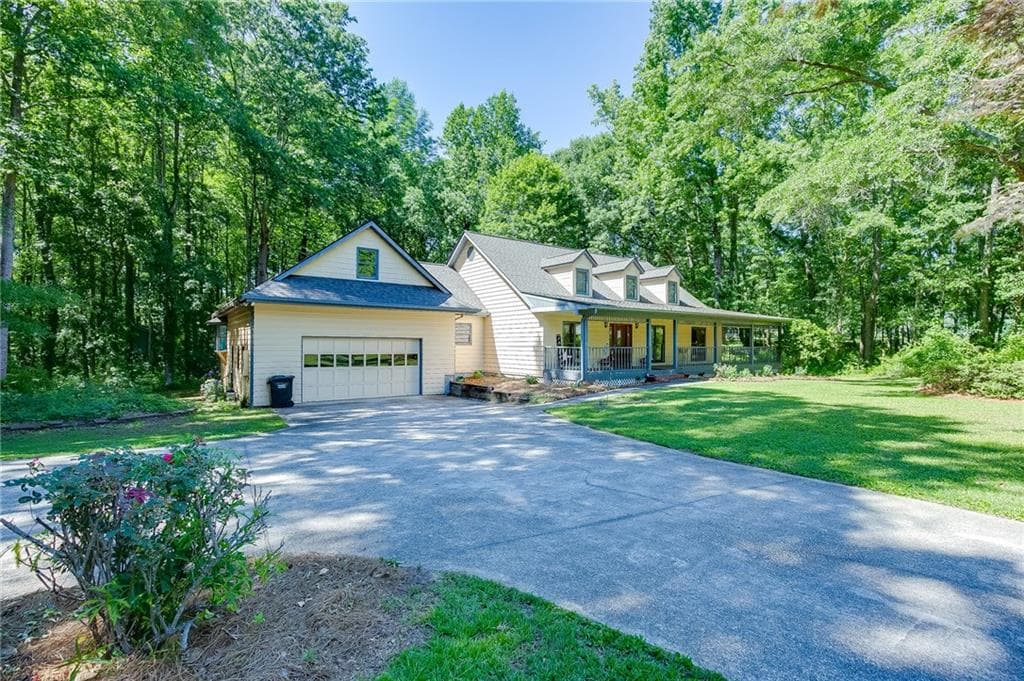 3 bedroom, 3 bathroom, 3,438 sq ft single family residence for sale at 2720 Bay Ridge Drive, Loganville, GA 30052 — photo 4