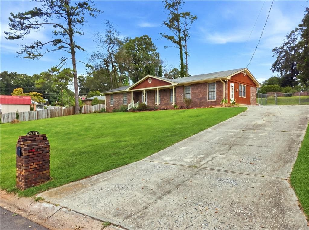 3 bedroom, 2 bathroom, 1,936 sq ft single family residence for sale at 2681 Kings Circle, Lawrenceville, GA 30044 — photo 4