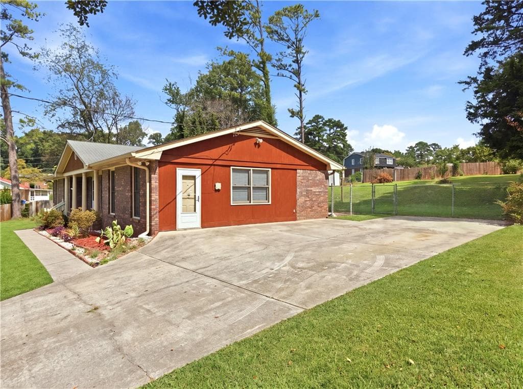 3 bedroom, 2 bathroom, 1,936 sq ft single family residence for sale at 2681 Kings Circle, Lawrenceville, GA 30044 — photo 5
