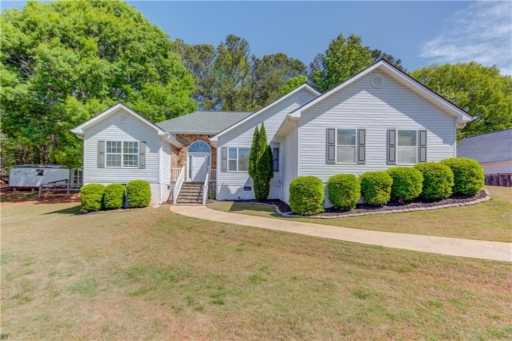 3 bedroom, 2 bathroom, 1,912 sq ft single family residence for sale at 3314 Banks Mountain Drive, Gainesville, GA 30506 — photo 3