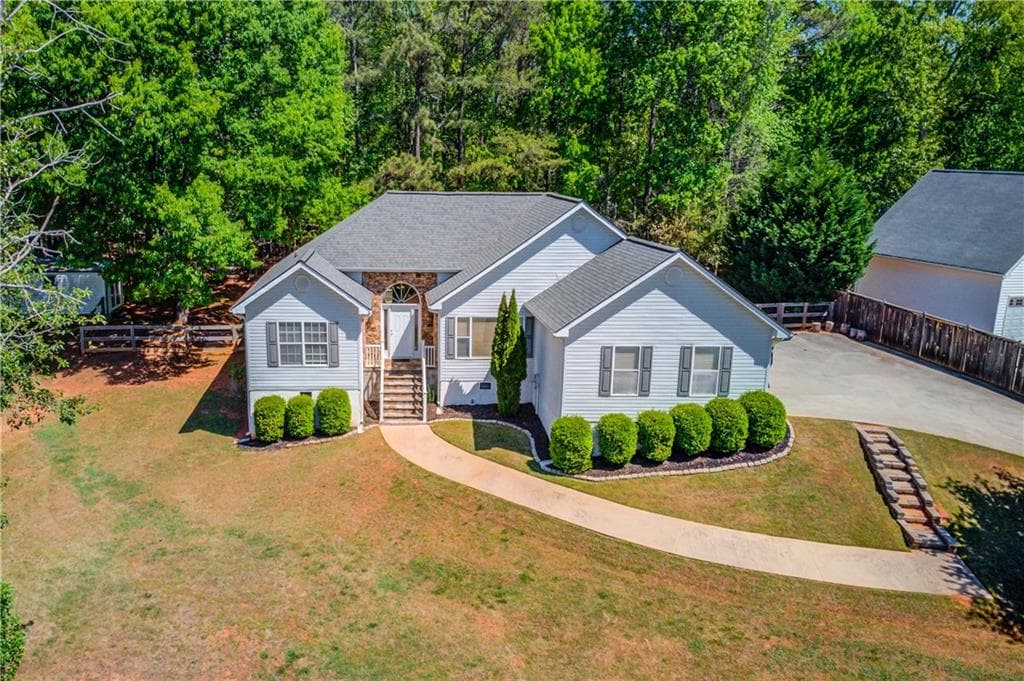 3 bedroom, 2 bathroom, 1,912 sq ft single family residence for sale at 3314 Banks Mountain Drive, Gainesville, GA 30506 — photo 4