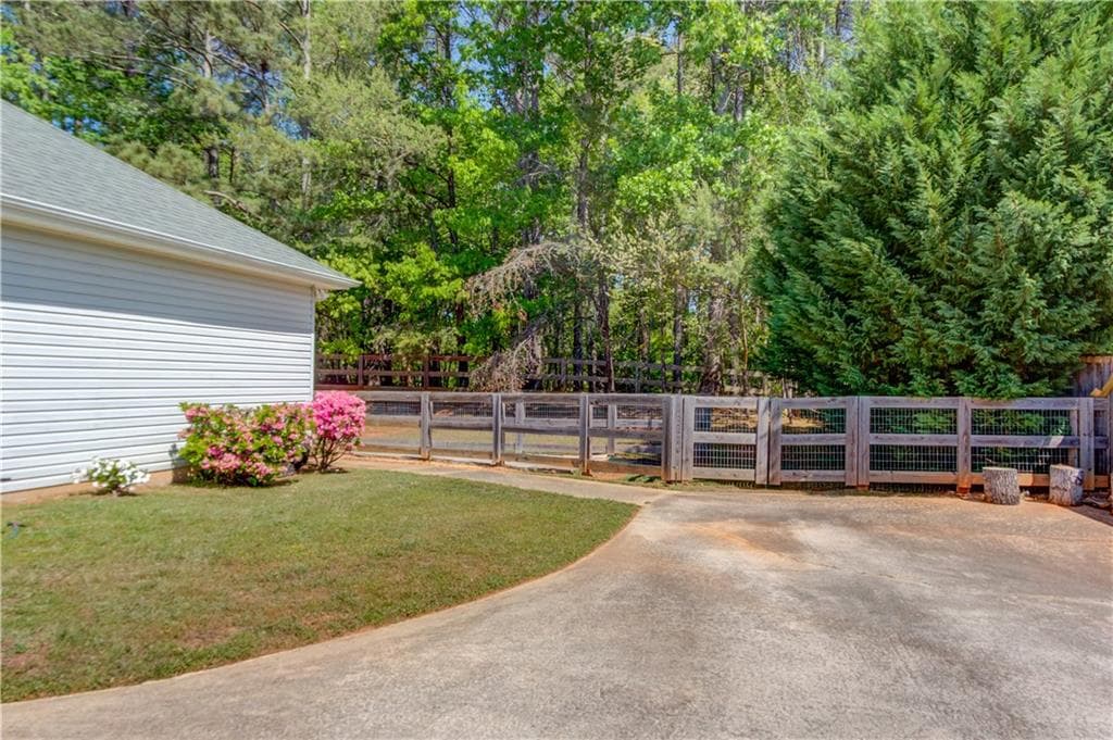 3 bedroom, 2 bathroom, 1,912 sq ft single family residence for sale at 3314 Banks Mountain Drive, Gainesville, GA 30506 — photo 5