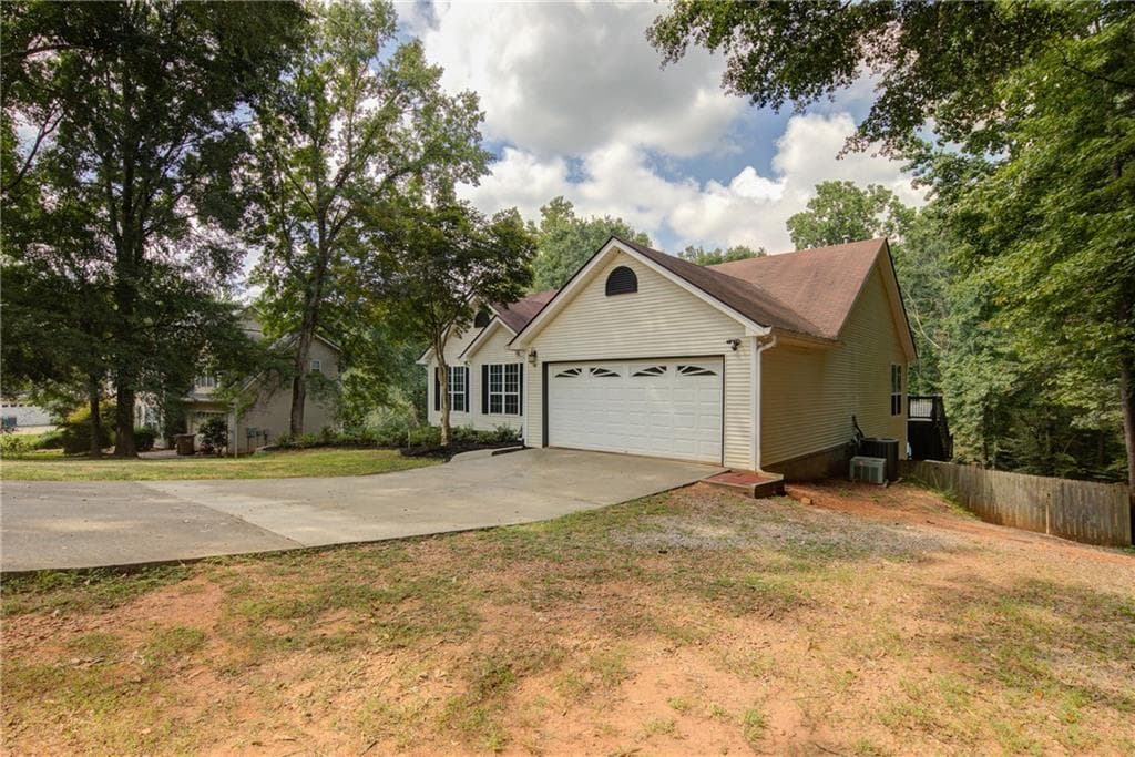 3 bedroom, 2 bathroom, 2,414 sq ft single family residence for rent at 4267 Rivuere PT, Gainesville, GA 30507 for $2,990 a month — photo 3