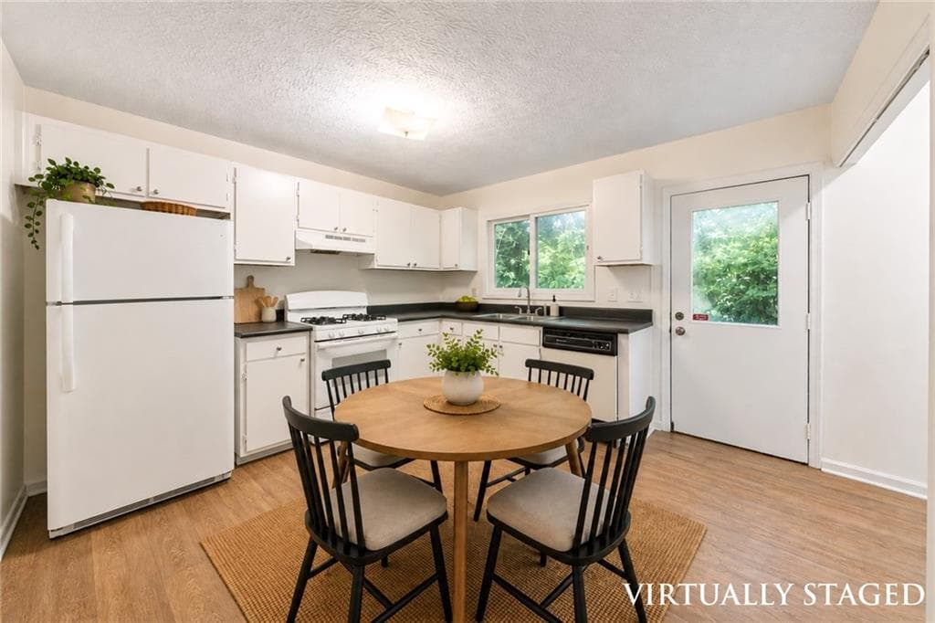 2 bedroom, 2 bathroom, 992 sq ft townhouse for sale at 875 Pastel Drive, Marietta, GA 30008 — photo 3