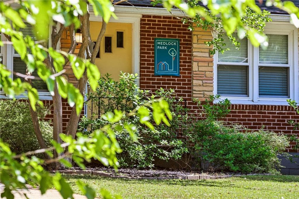 3 bedroom, 2 bathroom, 1,320 sq ft single family residence for rent at 2670 Woodridge Drive, Decatur, GA 30033 for $2,700 a month — photo 2