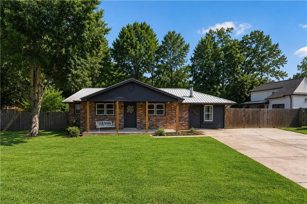 3 bedroom, 1 bathroom, 1,440 sq ft single family residence under contract at 211 Brooke Drive, Alpharetta, GA 30009