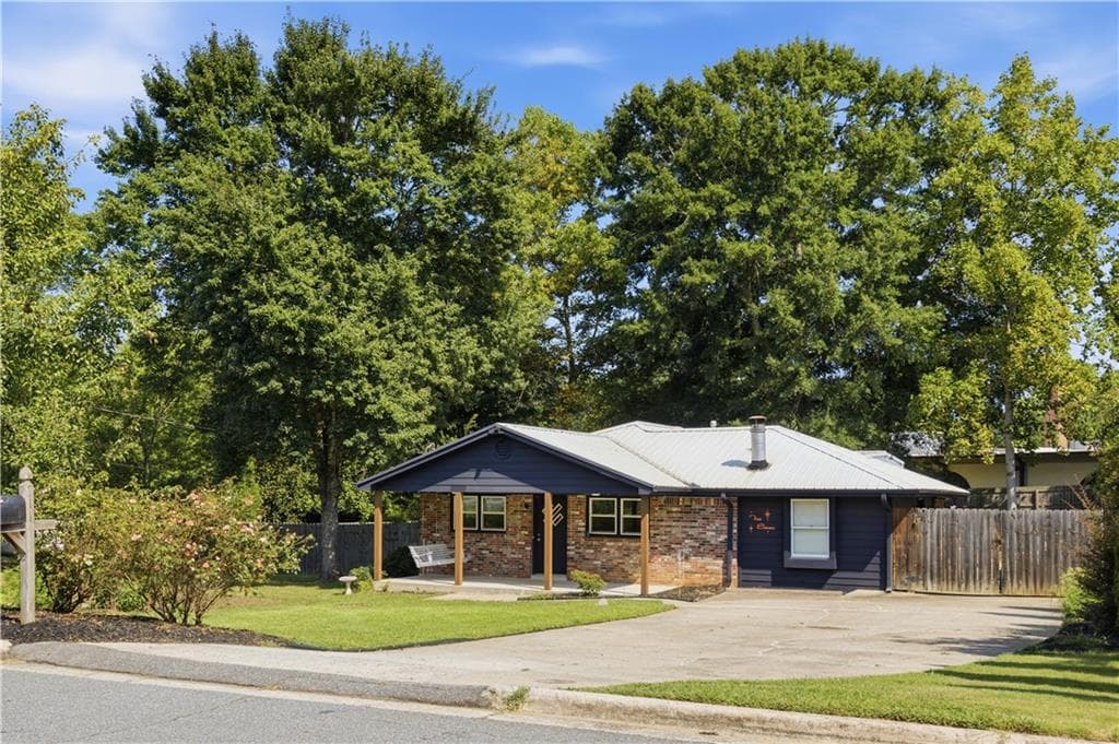 3 bedroom, 1 bathroom, 1,440 sq ft single family residence under contract at 211 Brooke Drive, Alpharetta, GA 30009 — photo 3