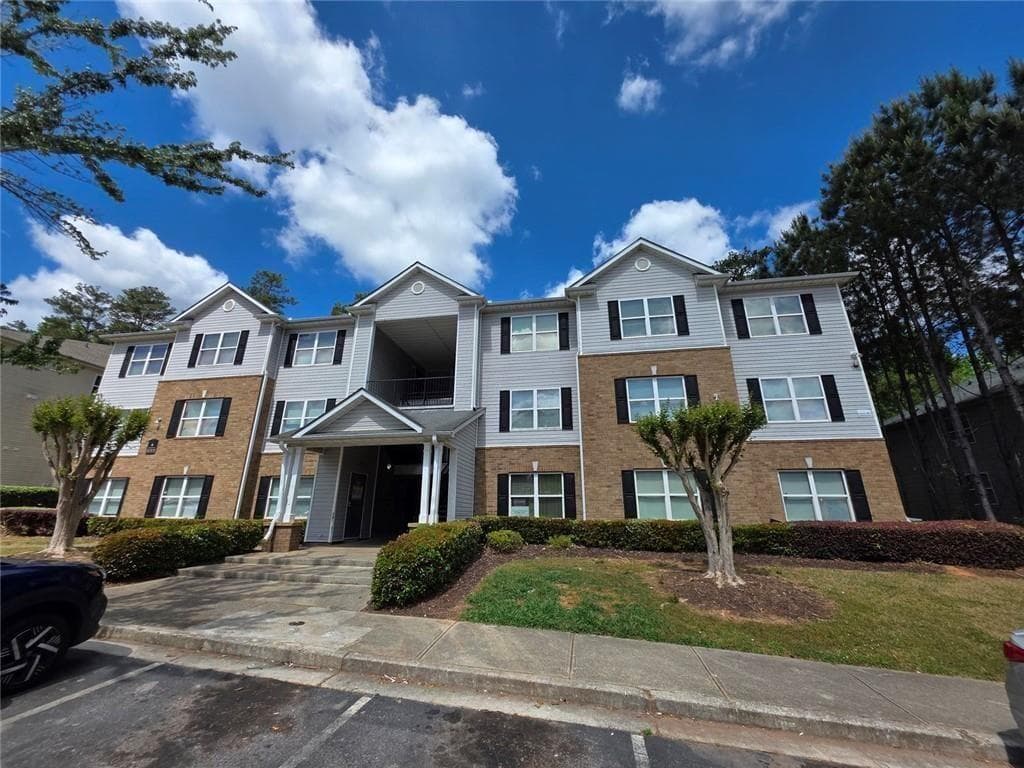 3 bedroom, 2 bathroom, 1,292 sq ft condominium for sale at 6102 Fairington Ridge Circle, Lithonia, GA 30038 — photo 1 of 22
