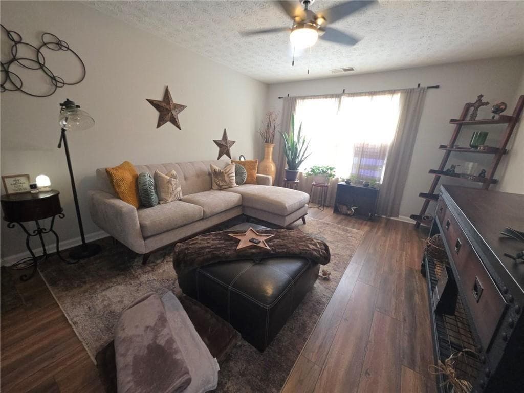 3 bedroom, 2 bathroom, 1,292 sq ft condominium for sale at 6102 Fairington Ridge Circle, Lithonia, GA 30038 — photo 3